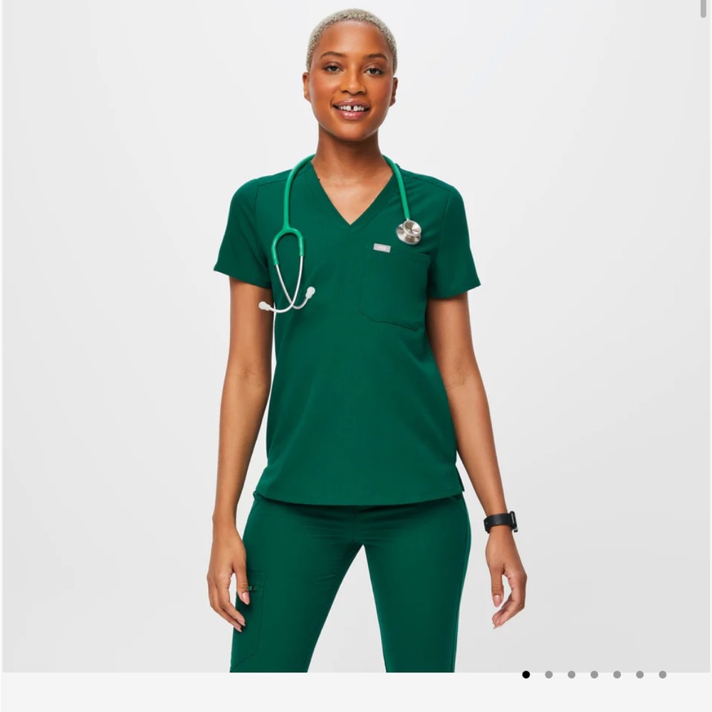 NEVER WORN hunter green figs Catarina top size small